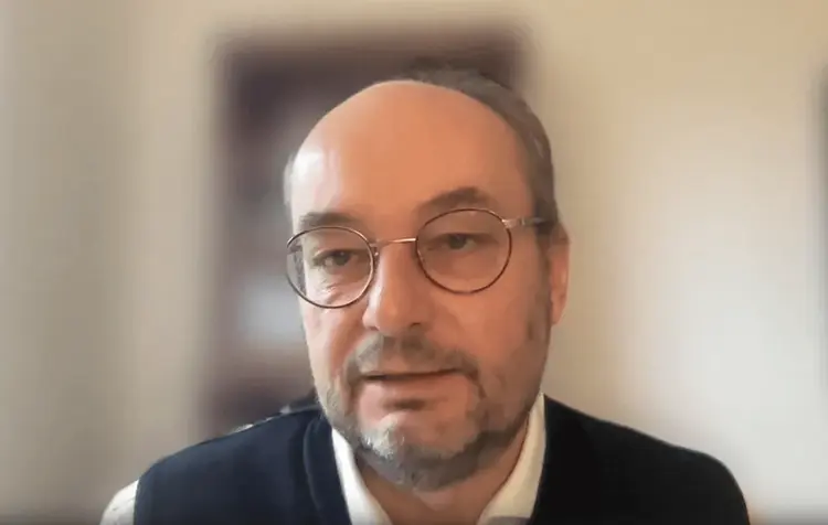 Dr. Nils Minkmar beleuchtet die gesellschaftlichen Veränderungen nach der Corona-Pandemie, die den Wunsch nach neuem Arbeiten verstärken.