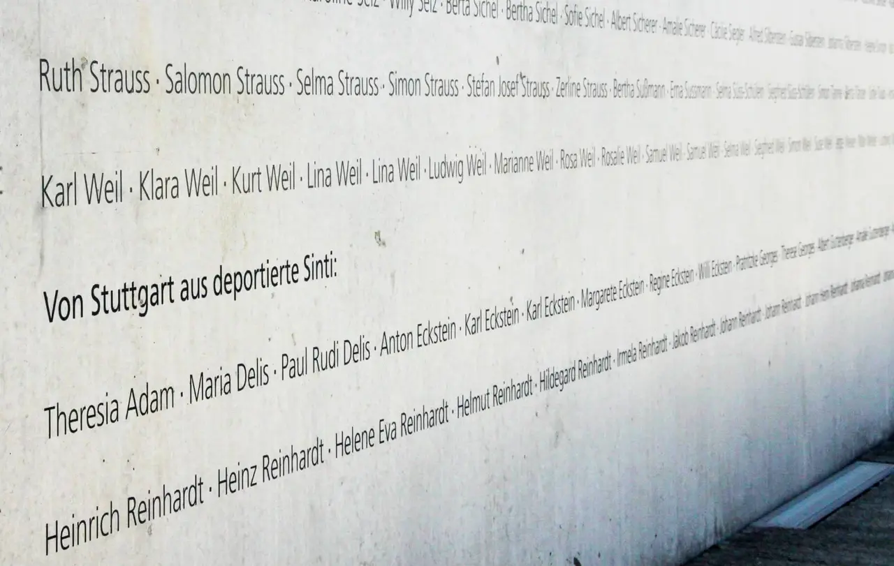 Die Gedenkstätte „Zeichen der Erinnerung“ beim Stuttgarter Nordbahnhof erinnert an die Deportationenszüge, die zwischen 1941 und
1944 Juden und Sinti von hier aus in die Konzentrationslager transportierten.