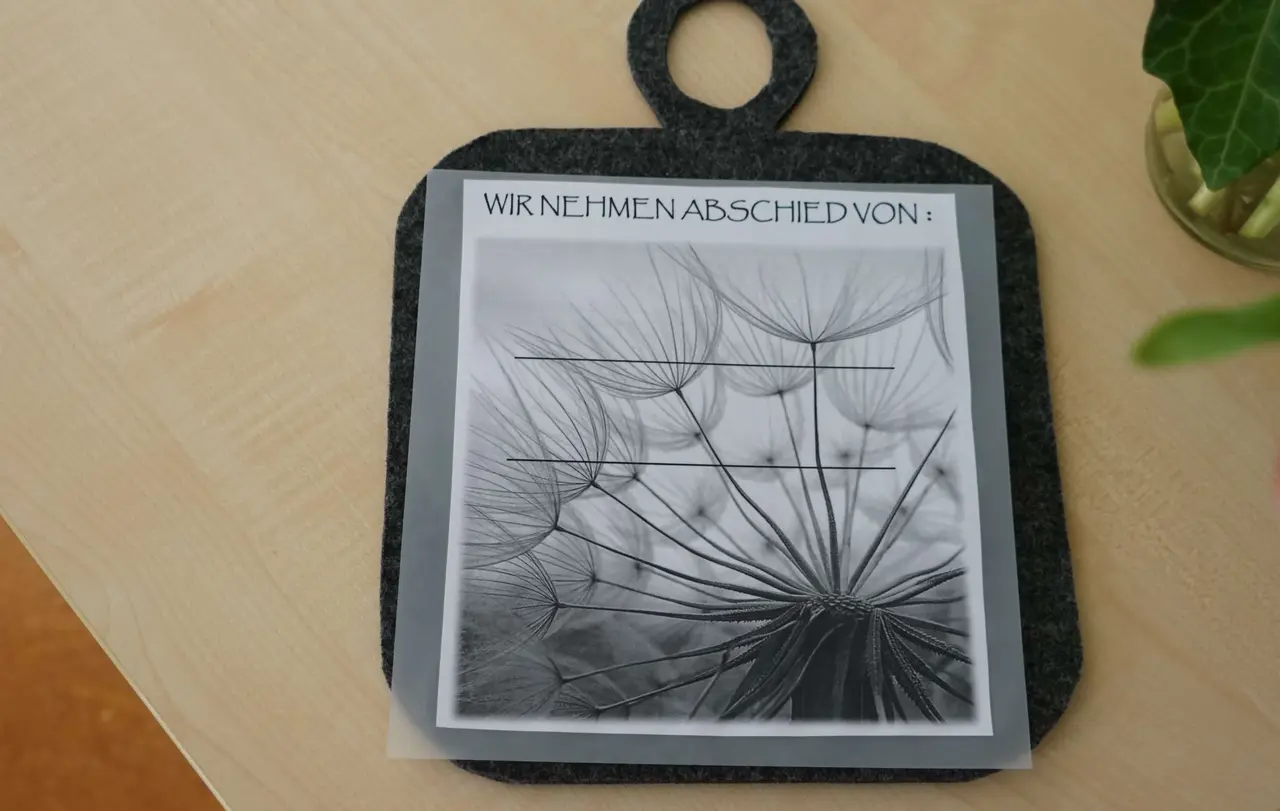 Diese Anhänger werden an den Türen Verstorbener befestigt. Die Zimmer bleiben nach ihrem Tod ein paar Tage ungenutzt.