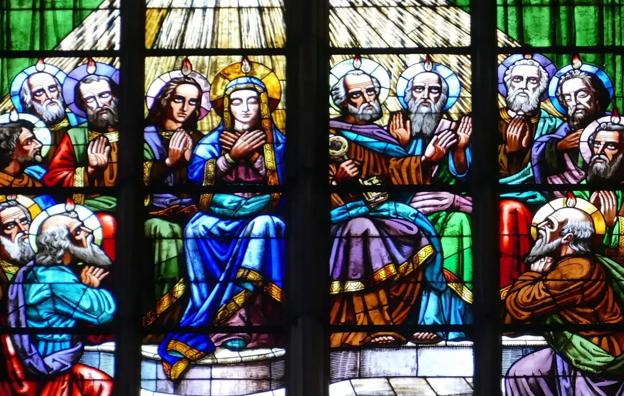 Pfingsten Kirchenfenster Kirche Santa Maria del Mar Barcelona Pfingsten in einem Fenster der Kirche Santa Maria del Mar in Barcelona.