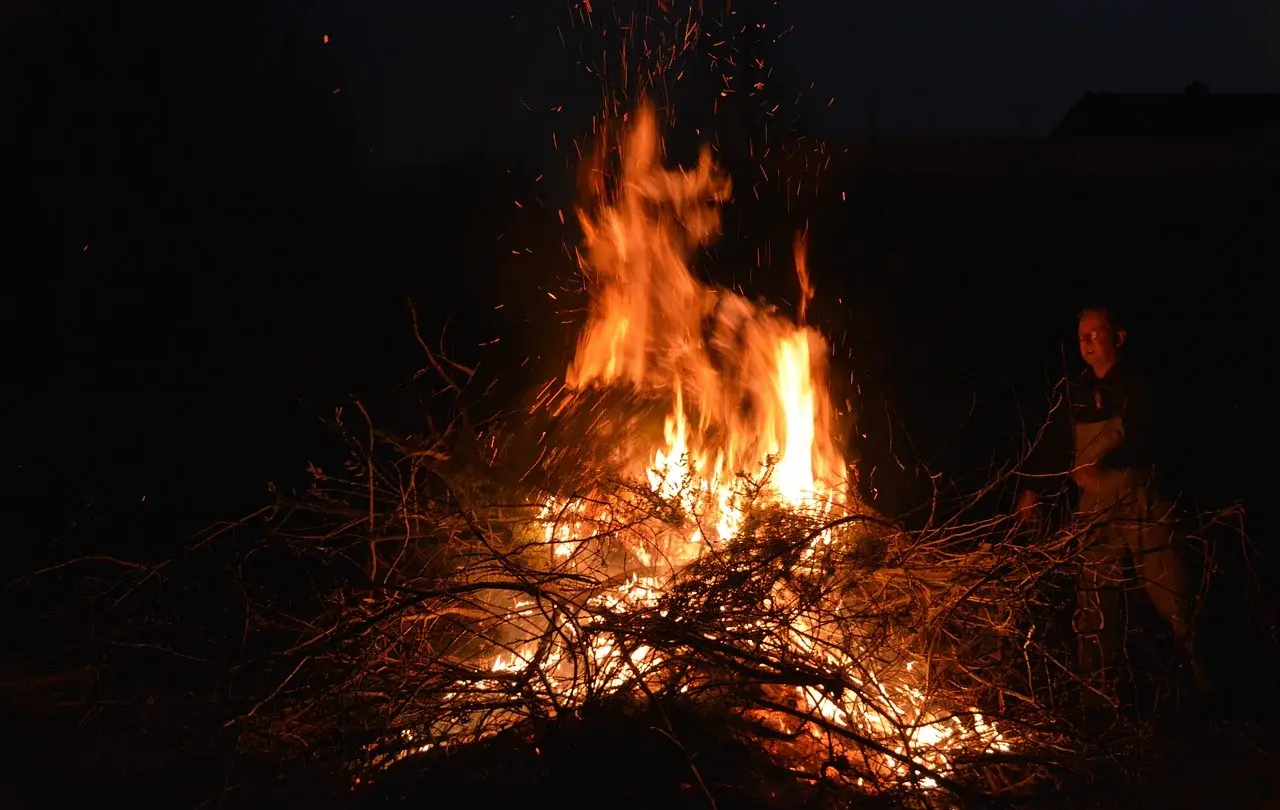 Vor der Osternachtsfeier wird am frühen Morgen des Ostersonntags das Osterfeuer entzündet.