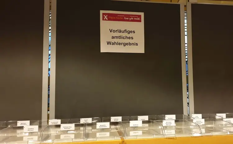 Noch liegt kein Teilergebnis vor - die Ablagekästen für die Ausdrucke sind noch leer.