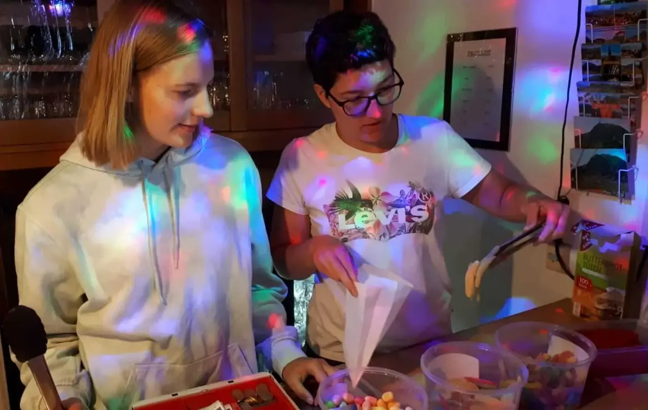 Emelie Steiff (links) steht in einem Kiosk auf der Jugendfreizeit der Gemeinde im vergangenen Jahr hinter der Theke. Die Gemeinde hat die Freizeit während der Corona-Pandemie gestartet. Emelie Steiff hat von Anfang mitgeholfen.