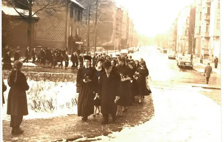 1958: Pfarrerin Marion Nordmann mit ihren Konfirmandinnen und Konfirmanden am Tag der Konfirmation in der Gemeinde Zum guten Hirten in Berlin-Friedenau.