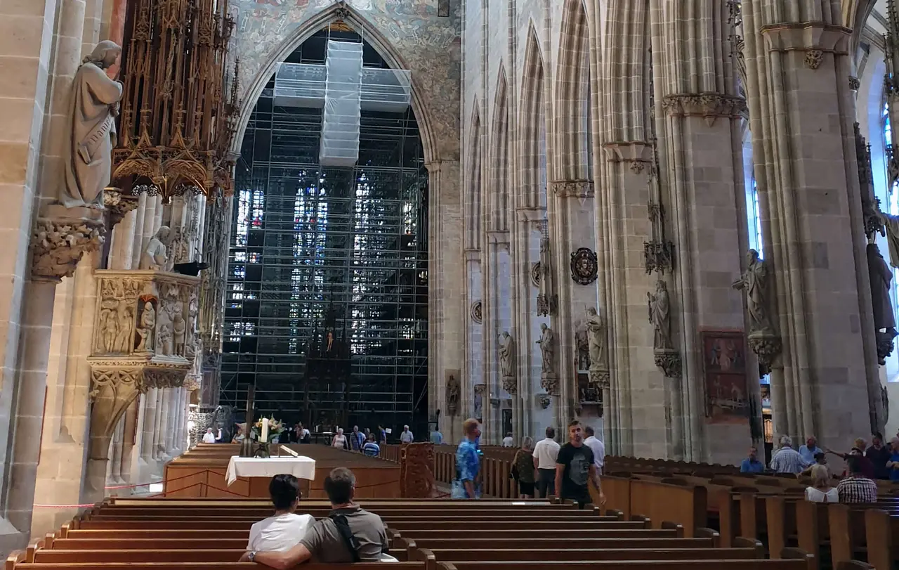Im Ulmer Münster können Gläubige künftig in die Kirche eintreten.