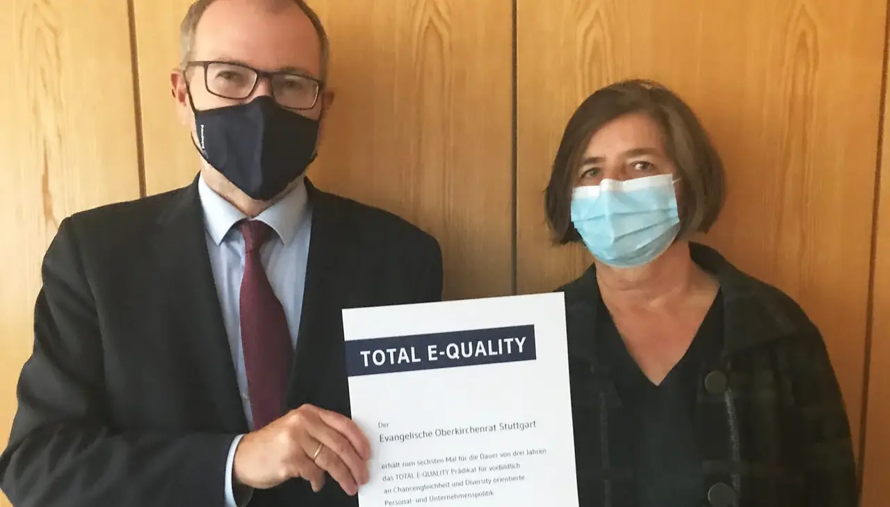 Total E-Quality Praedikat Stefan Werner und Ursula Kress Foto Nico Friederich Der Direktor des evangelischen Oberkirchenrats in Stuttgart, Stefan Werner, und die Beauftragte für Chancengleichheit, Ursula Kress, mit der Total E-Quality Urkunde.