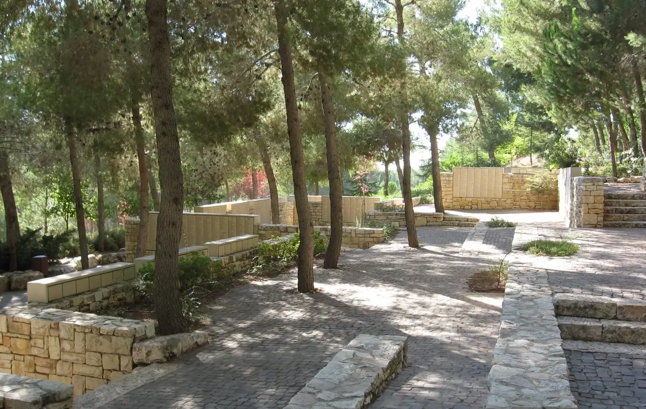 In der Holocaust-Gedenkstätte Yad Vashem und am Leo-Baeck-Institut hat Maurer volontiert. Hier der „Garten der Gerechten unter den Völkern“ in der Gedenkstätte.