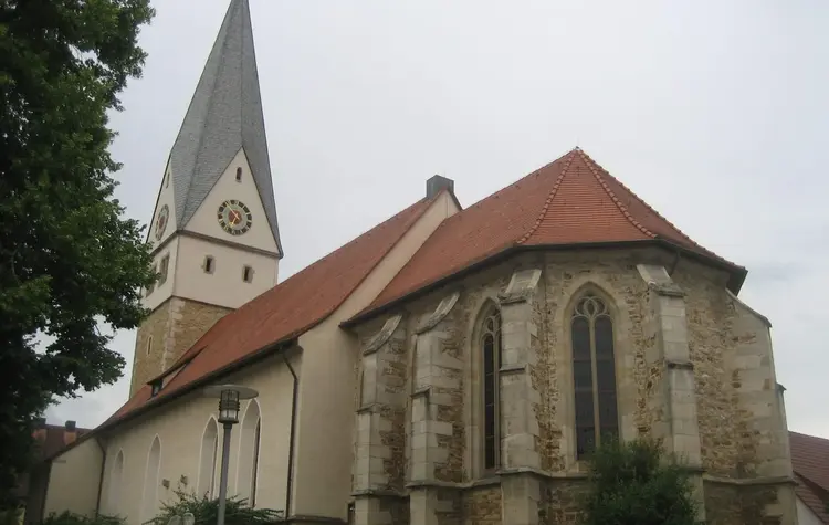 Hinter der Luke über der Uhr auf der Turm-Ostseite wachsen jetzt die Turmfalken-Küken auf.