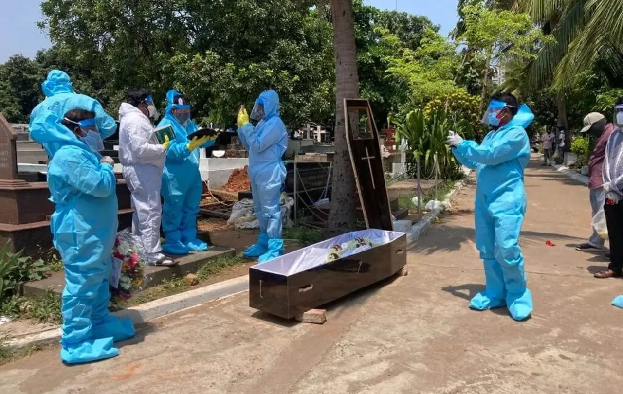 Die Partnerkirchen der deutschen Hilfsvereine unterstützen Erdbestattungen, wenn diese gewünscht werden. Dabei gelten strenge Sicherheitsregeln.