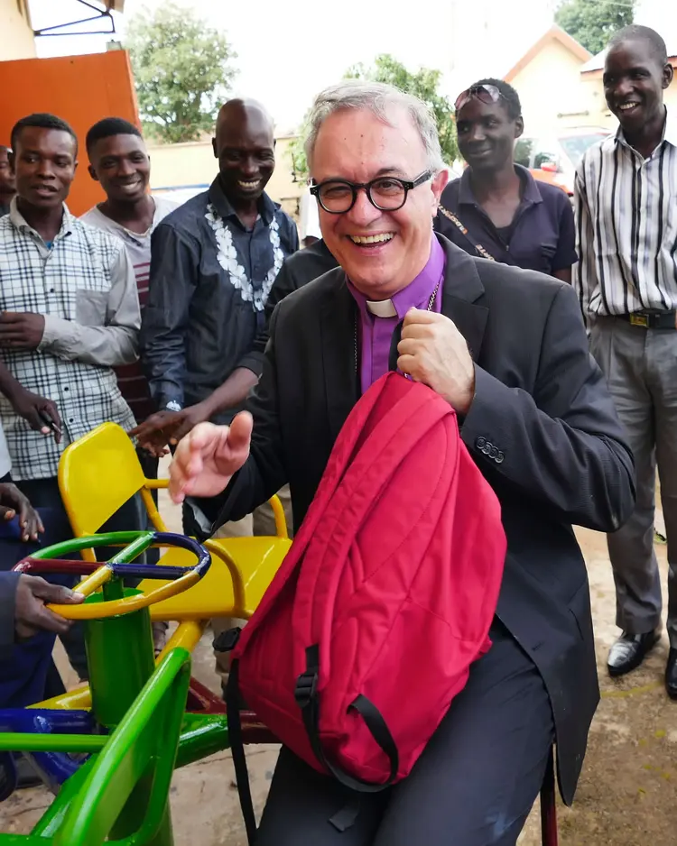 July testet eine Abschlussarbeit Auszubildender in einer Schule des YMCA in Kaduna/Nordnigeria