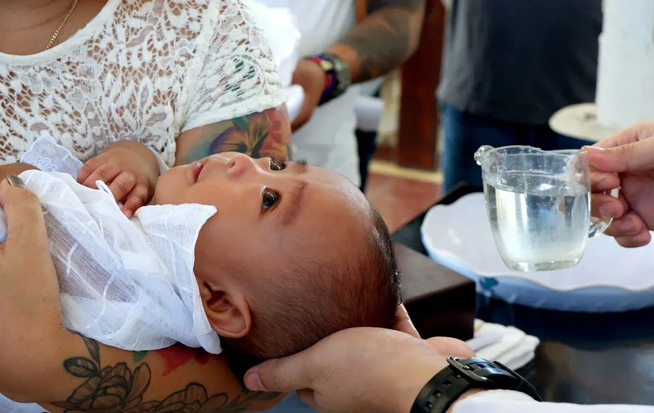 Wie läuft eine Taufe ab? Welche Utensilien gehören dazu? Pfarrer Dan Peter beantwortet typische Fragen rund um die Taufe.