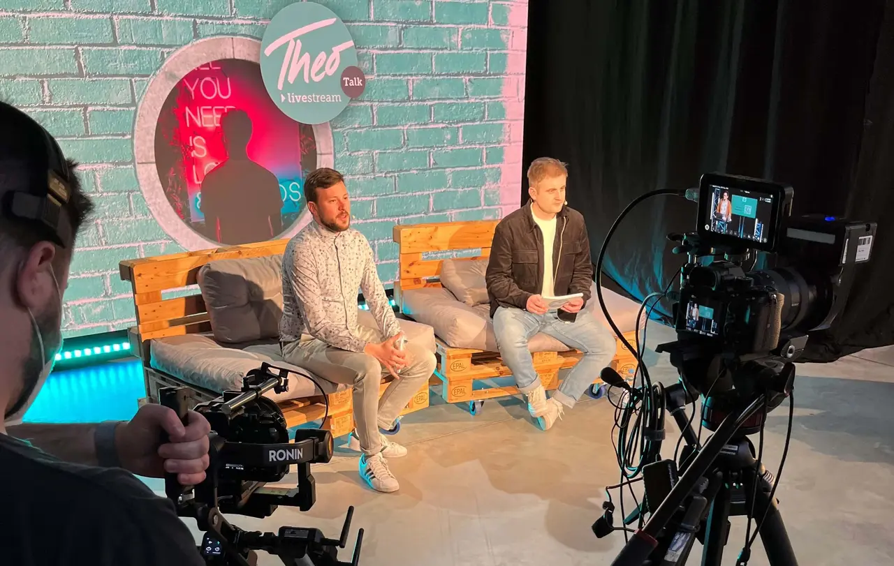 Theo_Livestream_Talk_quer(c)EJW_Julian_Meinhardt Zwei der Referierenden im Studio von „Theo Livestream Talk“ im Januar 2022. In dem Talk für junge Erwachsene geht es um Theologie.