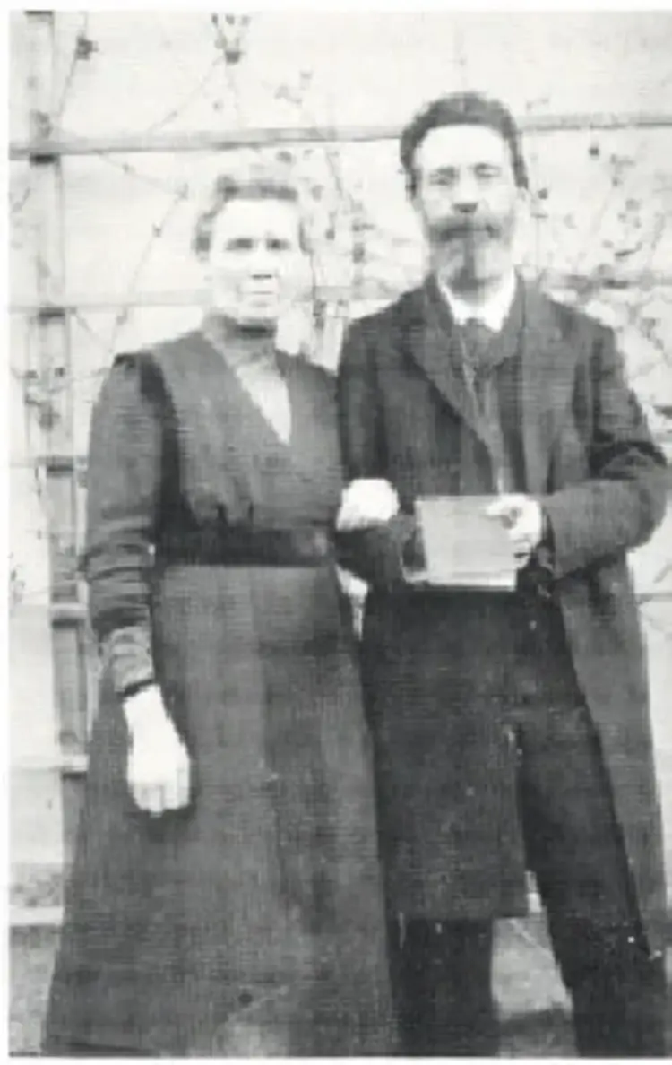 Otto Umfrid mit seiner Frau Julie vor der Stuttgarter Erlöserkirche