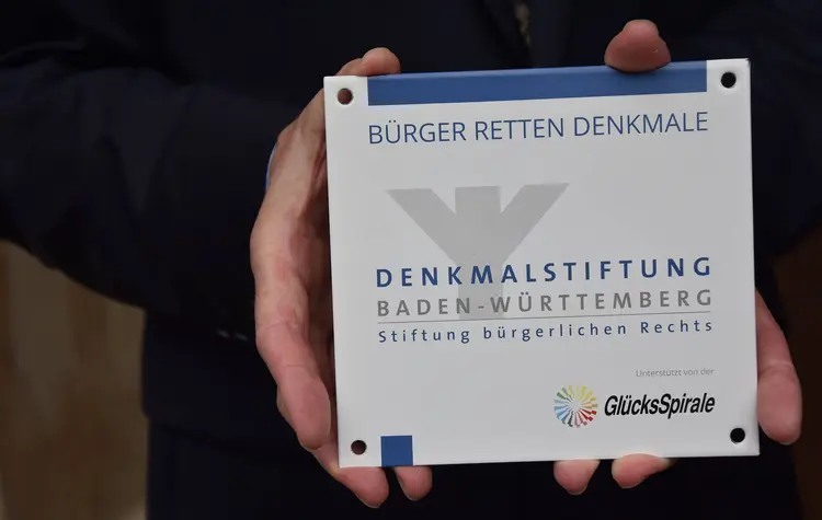 Diese Plakette ist nun am Evangelischen Seminar Blaubeuren angebracht.