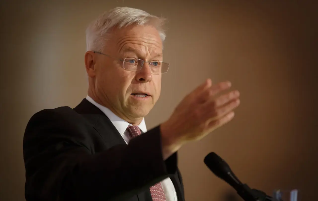 Als eine Art „Außenminister der Landeskirche“, so Landesbischof Dr. h.c. Frank Otfried July, pflegte Klaus Rieth die Beziehungen zu anderen Kirchen und knüpfte dabei ein weltweites Netzwerk.