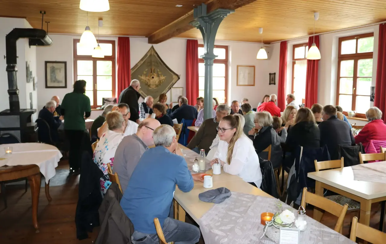 Kutteln, Maultaschen oder Wurstsalat, dazu Kaffee, Säfte und ein lokales Bier: die Gastronomie im alten Schulhaus hat wieder geöffnet.
