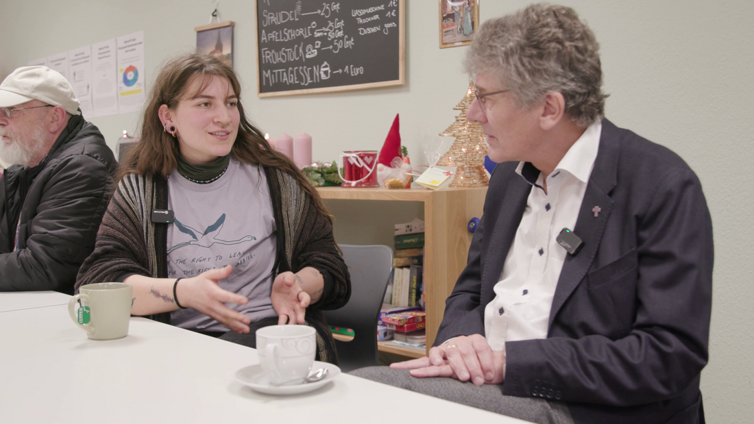 Landesbischof Ernst-Wilhelm Gohl besucht Wärmestube Rottweil - hier im Gespräch mit Mitarbeiterin Hélène Marcel