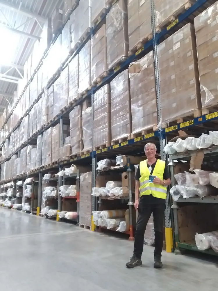 Ulrich Hirsch vom Gustav-Adolf-Werk vor 5 Millionen medizinischen Masken.