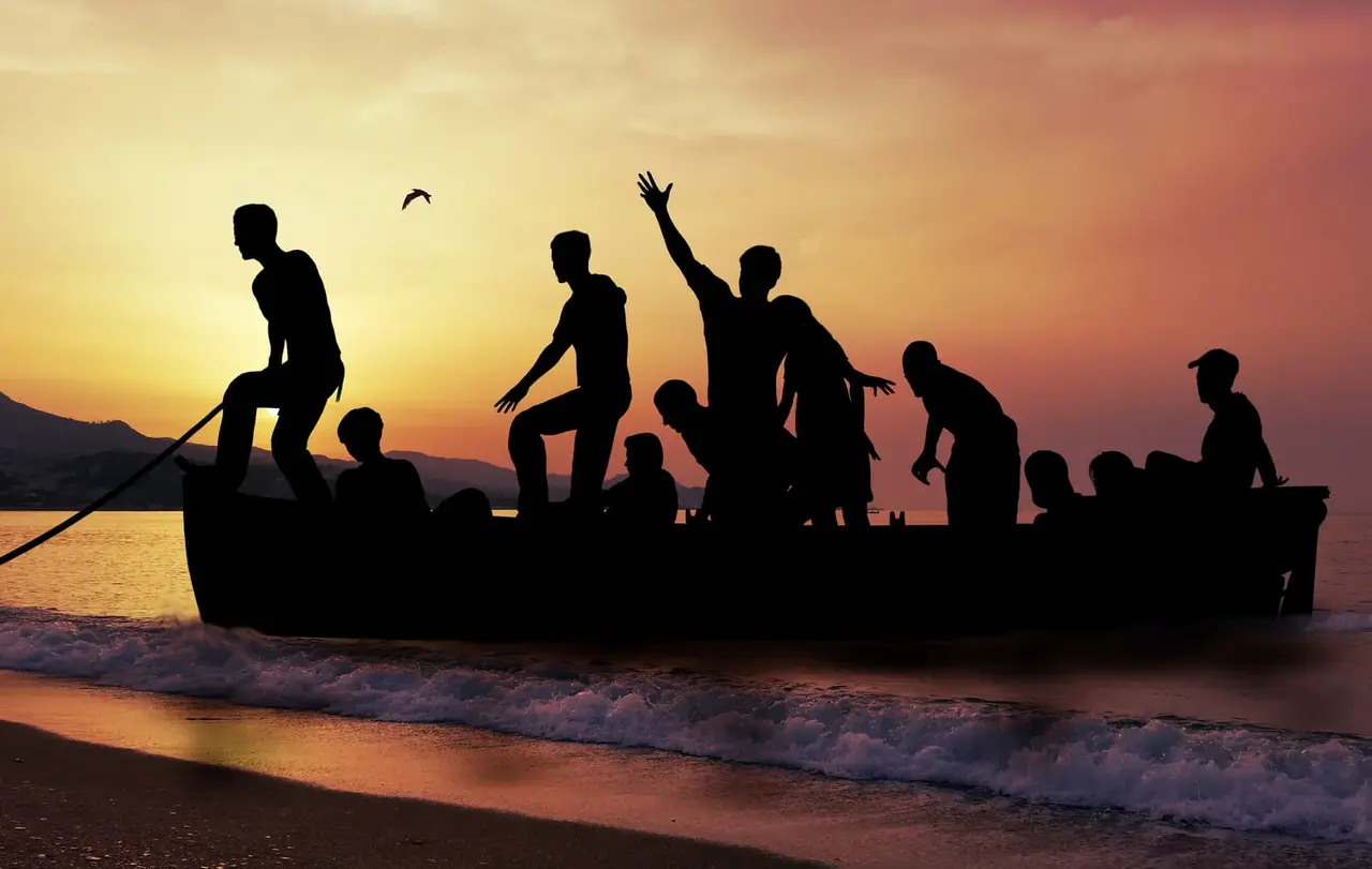 Flüchtlinge_Boot Flüchtlingen und Vertriebenen beizustehen und ihnen eine Heimat zu bieten, sind für beide Kirchen wesentliche Anliegen. Denn schon in der Bibel finden sich viele solcher Schicksale und Geschichten.