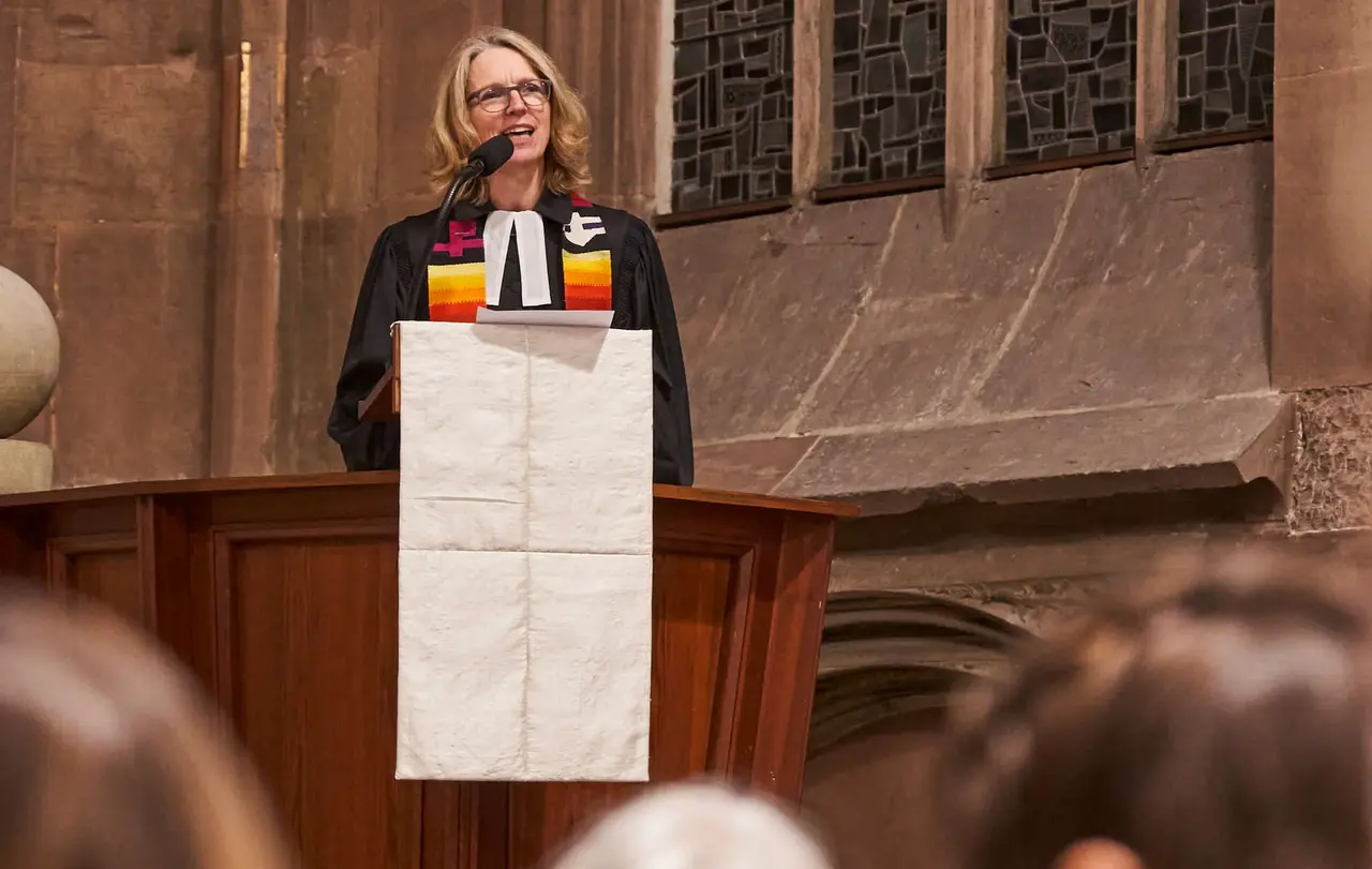 Heike Bosien bei ihrer Abschiedspredigt in der Stuttgarter Hospitalkirche.