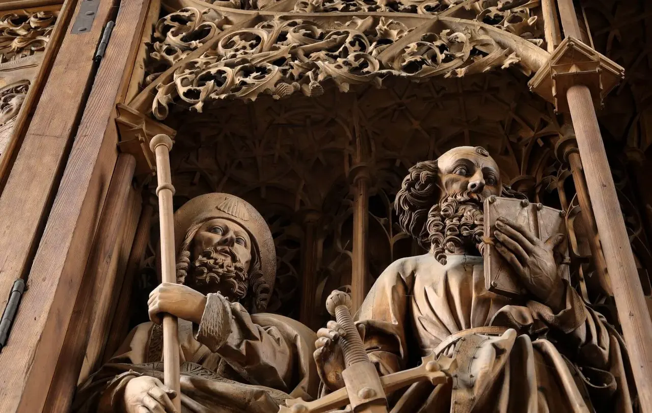 Der Hochaltar in der Schlosskirche, hier ein Ausschnitt, erinnert an die Bedeutung der Kirche als Station auf dem mittelalterlichen Jakobsweg nach Santiago de Compostela.