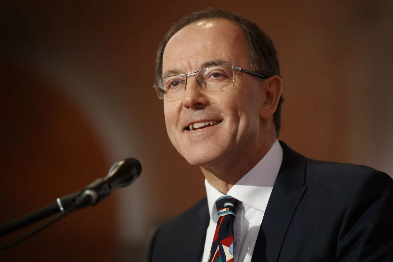 Dr. Karl Hardecker Pfarrer Dr. Karl Hardecker ist neuer Leiter des Pfarrseminars der Evangelischen Landeskirche in Württemberg.