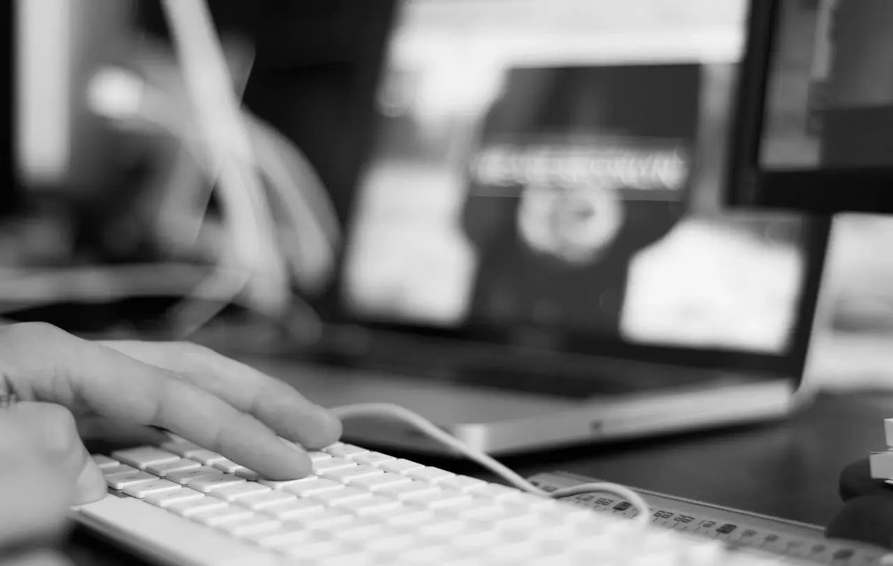 In „eva's Media-Raum“ können wohnungslose Menschen sich im Netz informieren, Anträge am PC ausfüllen und sich im richtigen Umgang mit den Geräten schulen lassen.