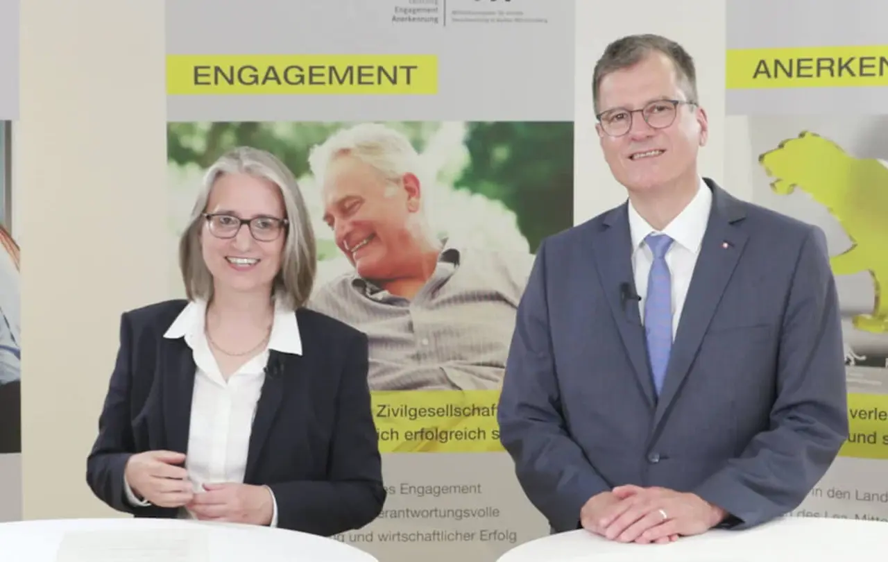 Oberkirchenrätin Dr. Annette Noller, Vorstandsvorsitzende des Diakonischen Werks Württemberg, und Pfarrer Oliver Merkelbach, Vorstandsvorsitzender des Caritasverbands der Diözese Rottenburg-Stuttgart, bei der Lea-Preisverleihung im vergangenen Jahr.