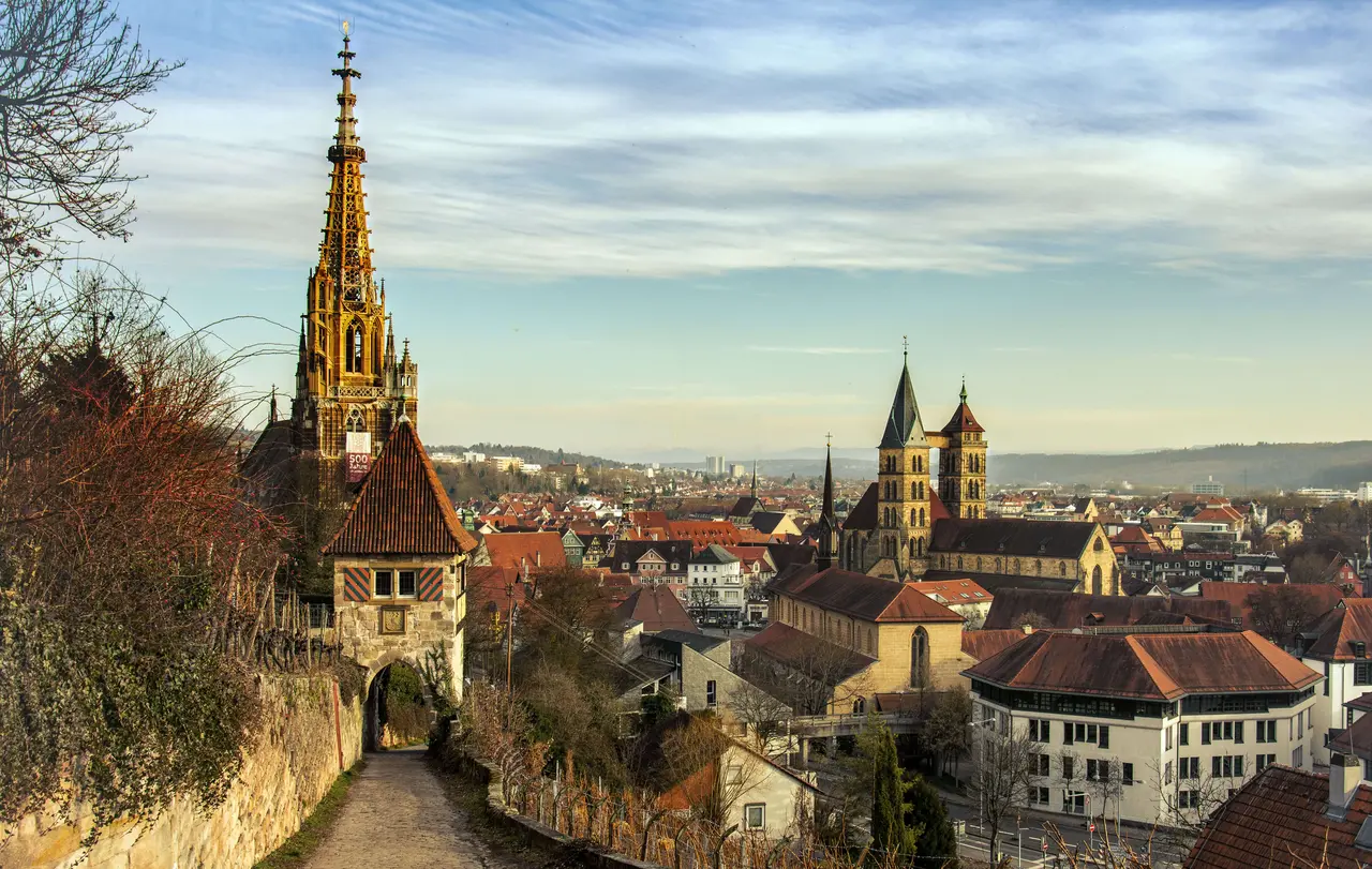In der Frauenkirche (links) hätte die Esslinger Vesperkirche stattfinden sollen. Wegen Furcht vor weiterer Ausbreitung des Coronavirus haben Gesamtkirchengemeinde und Kreisdiakonieverband die Aktion am Freitag abgesagt (Archivfoto).