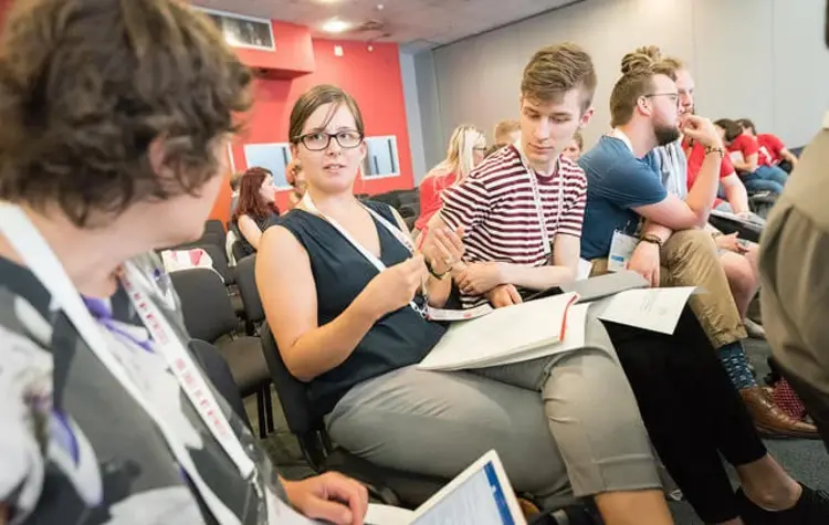 Lea Schlenker im Gespräch Lea Schlenker im Gespräch