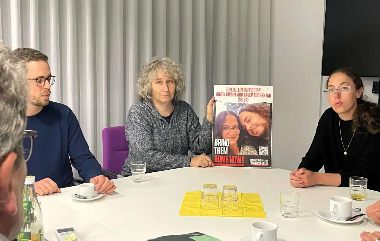 v. l. n. r.: Yuval (Bruder des entführten Yagev), Ofra (eine enge Freundin der Familie) und Nufar ( Schwester des Entführten) berichteten von ihrer Situation.