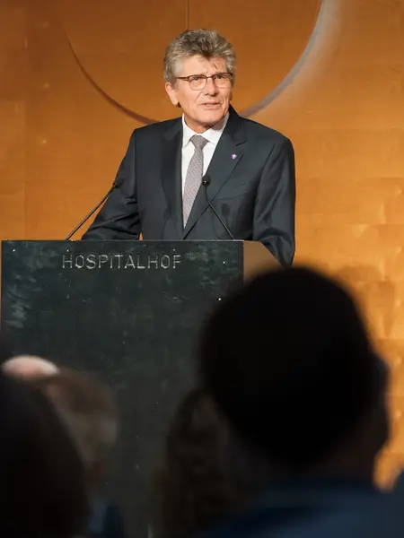 Landesbischof Ernst-Wilhelm Gohl bei der Vorstellung des Buchs im Stuttgarter Hospitalhof