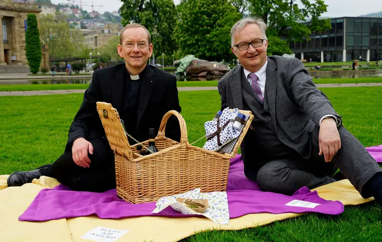 Elisabeth Perkovic Auch die beiden Stuttgarter Stadtdekane Monsignore Dr. Christian Hermes (li.) und Søren Schwesig unterstützen die Idee des Mahls am Abend.