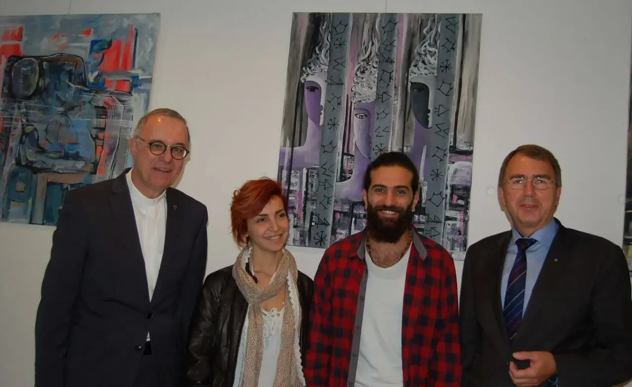 Landesbischof Frank Otfried July, Rasha Deeb, Ahmed Amer und Oberkirchenrat Dieter Kaufmann (v. li.) bei der Eröffnung der Ausstellung Frauen im Krieg und auf der Flucht.