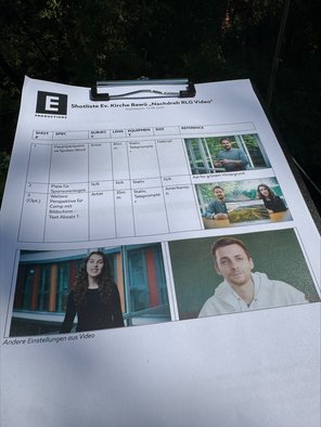 Clipboard eines Produktionsplans, auf dem verschiedene Akteure des Videos zu sehen sind