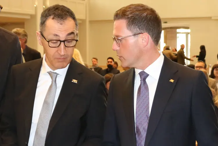 Der neue Ministerpräsident Cem Özdemir und Manuel Hagel, neuer Innenminster von Baden-Württemberg und stellvertretender Ministerpräsident.