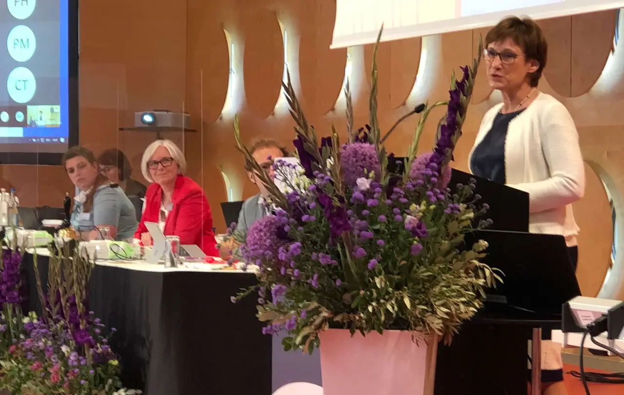 Landtagsvizepräsidentin Sabine Kurtz spricht ein Grußwort.