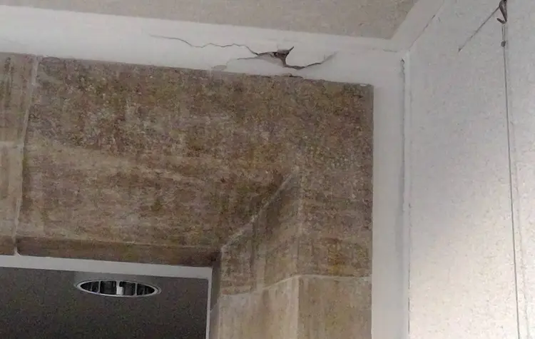 Insbesondere an den Schnittstellen zwischen den Gebäudeteilen haben sich im Lauf der Zeit Risse gebildet.