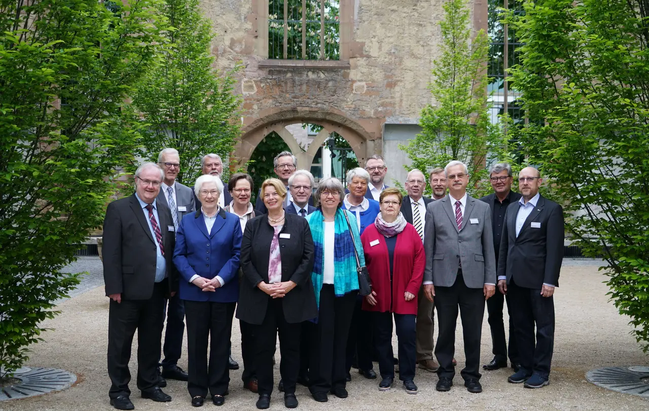 Die Präsides der Landessynoden der evangelischen Kirchen in Deutschland mit der Präses der Synode der Evangelischen Kirche in Deutschland, Bundesministerin a. D. Irmgard Schwaetzer (3vl)