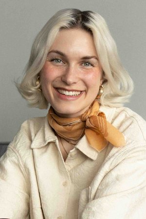  Elisabeth Holm