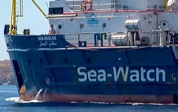 Das Rettungsschiff „Sea Watch 3“ unter dem Kommando der deutschen Kapitänin Carola Rackete hatte im Juni trotz des Verbots italienischer Behörden mit mehr als 40 Flüchtlingen an Bord im Hafen von Lampedusa festgemacht (Archivfoto).