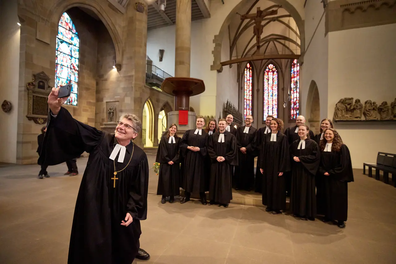 Ordinationsfeier in der Stiftskirche Stuttgart in Februar 2025 Landesbischof Gohl und die frisch ordinierten Pfarrerinnen und Pfarrer beim Ordinationsgottesdienst am 16. Februar 2016