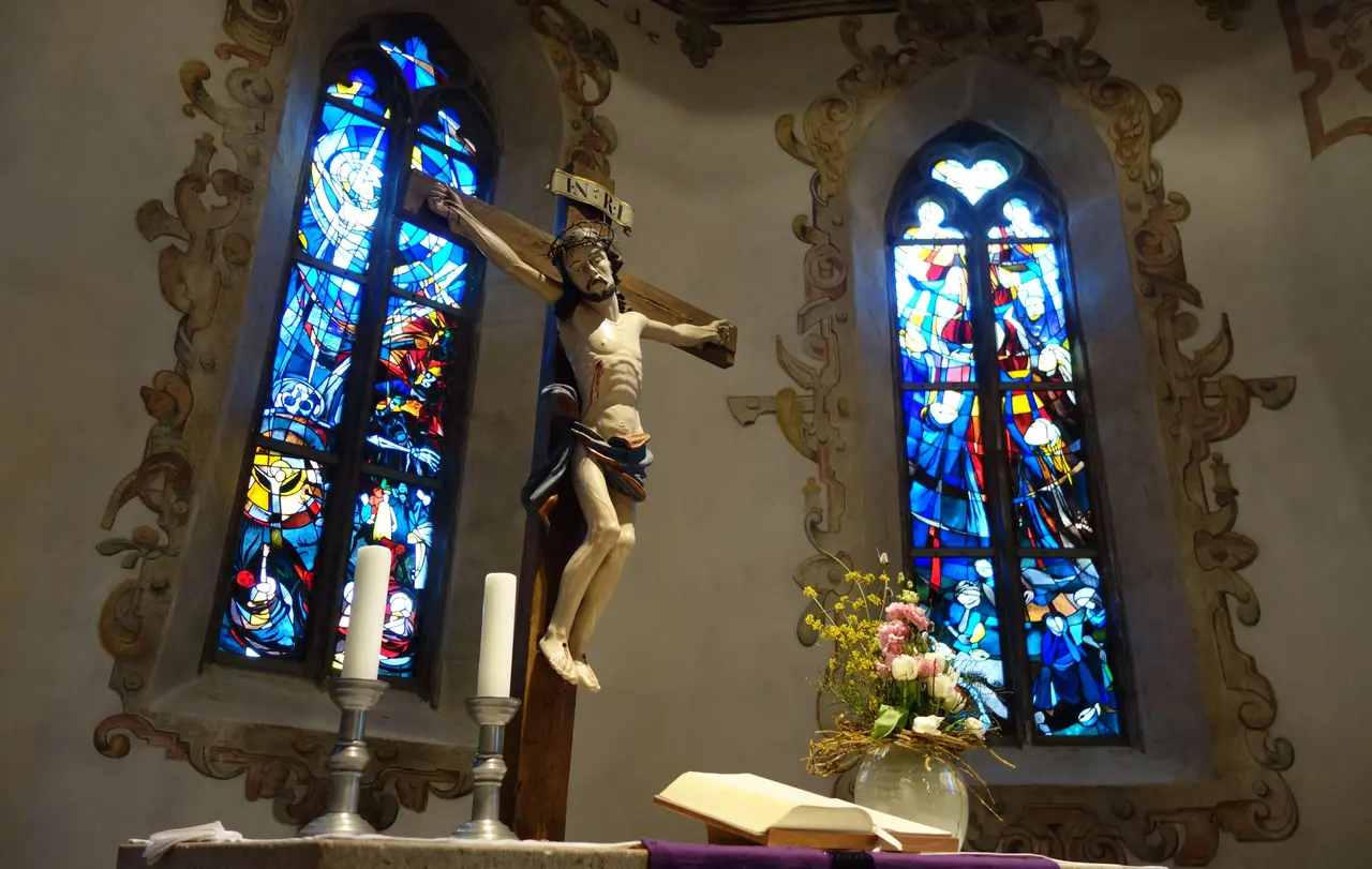 Altarraum Albanuskirche in Aichtal