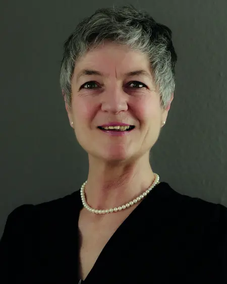 Oberkirchenrätin Carmen Rivuzumwami leitet Dezernat 2 "Bildung, Schule, Diakonat“, das sich mit allen Fragen kirchlicher Bildung beschäftigt. Es umfasst die Referate "Religionsunterricht, Schule und Bildung", "Werke und Dienste" sowie "Diakonat".