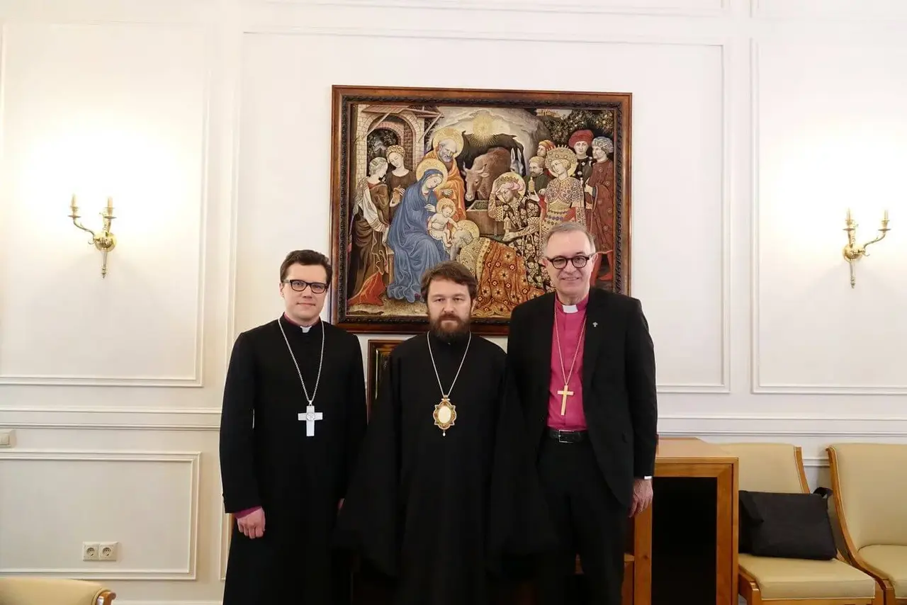 Landesbischof Dr. Frank Otfried July sowie Erzbischof Dietrich Brauer und Metropolit Hilario, Leiter des Außenamts des Moskauer Patriarchats