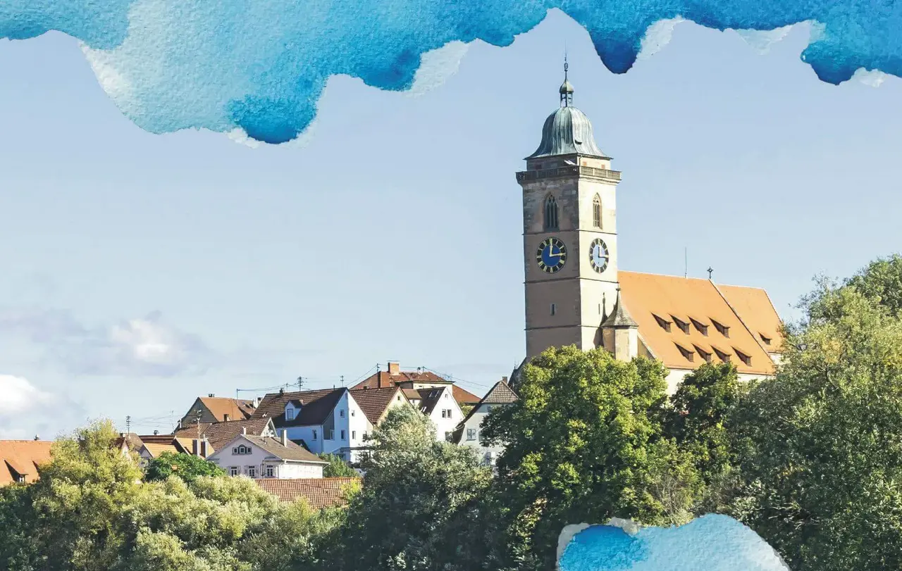 Am Neckarufer mit Blick auf die Stadtkirche von Nürtingen findet das Tauffest statt.