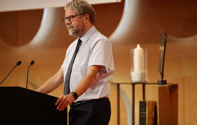 Prof. Dr. Martin Plümicke, stellvertretender Vorsitzender des Rechtsausschusses, brachte den Antrag ein.