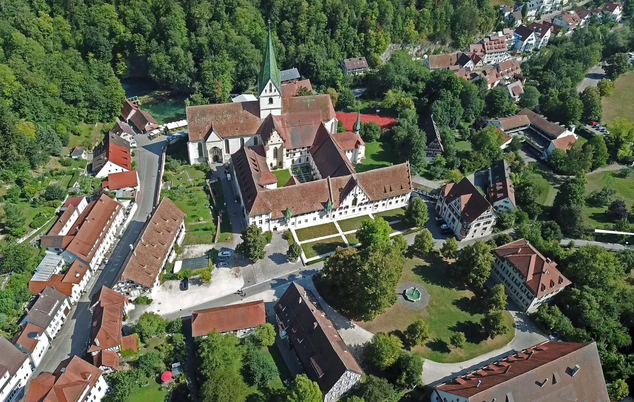 Gleich hinter der Kirche des Klosters liegt der berühmte Blautopf - Eingang zu einem der umfangreichsten Höhlensysteme der Schwäbischen Alb.