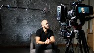 Flavio Simonette bei Videodreh, im Bild mit Kameraequipment