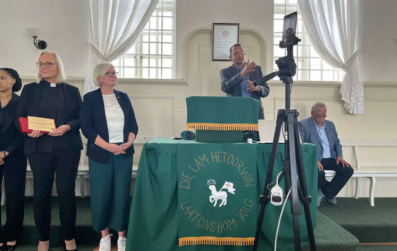 Synodalpräsidentin Sabine Foth im Theologischen Zentrum, beim Vortrag von Direktor Dr. Jeremy Wyngaard.